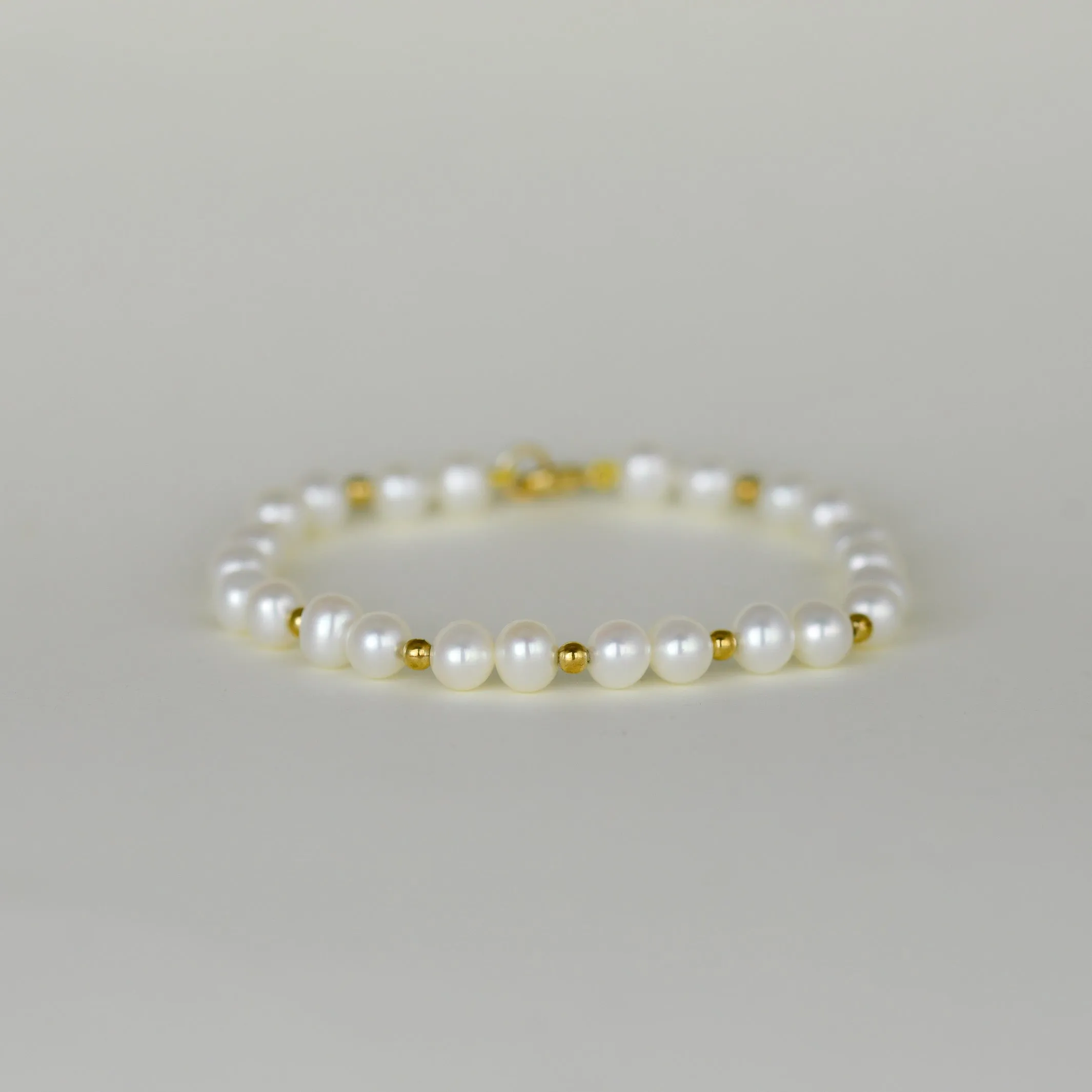 9ct yellow gold 6mmm Freshwater Round Pearl Bracelet