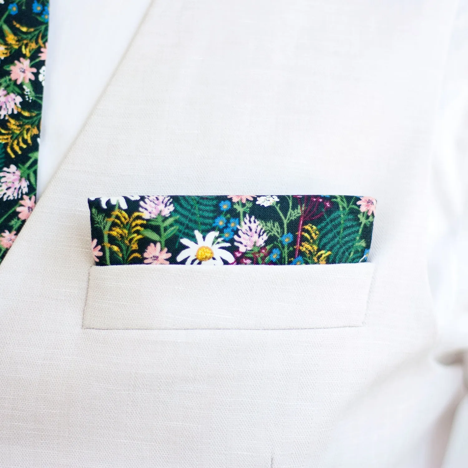 Men's Necktie / Wildflowers In Hunter